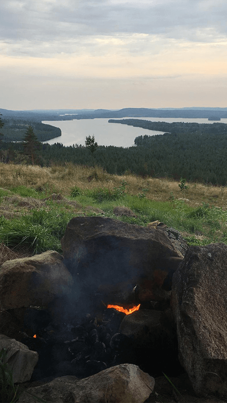Lagerfeuer mit Blick auf Seen