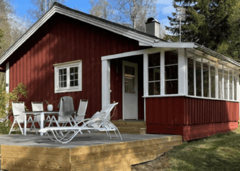 Das Haus mit Terrasse im Frühling