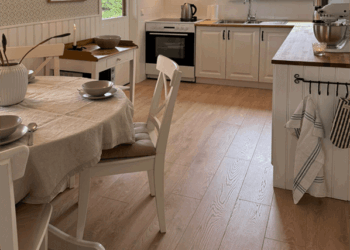 Die Küche mit Blick auf den Sitzplatz und die Küchenzeile