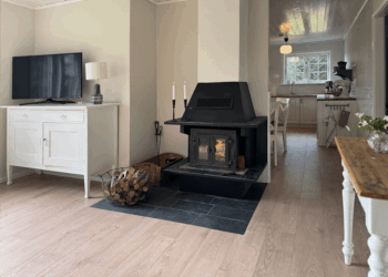 Im Kamin ist Feuer, Blick aus dem Wohnzimmer in die Küche