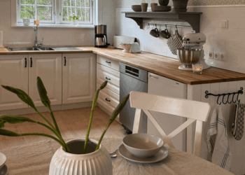 Blick auf den Küchentresen mit modernen Küchengeräten