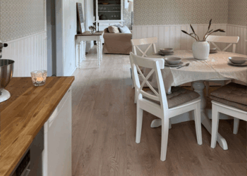 Von der Küche aus der Blick ins Wohnzimmer