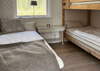Kinderschlafzimmer mit Doppelstockbett und Bett, für 3 Personen
