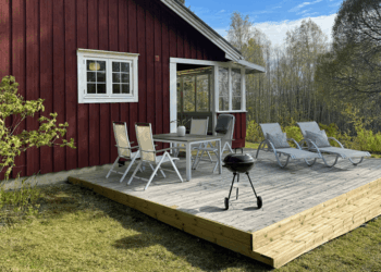 Holzterrasse mit Grill, Liegen und Sitzplätzen