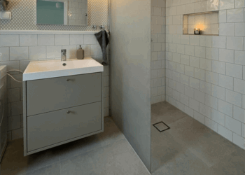 große, ebenerdige Dusche im Bad