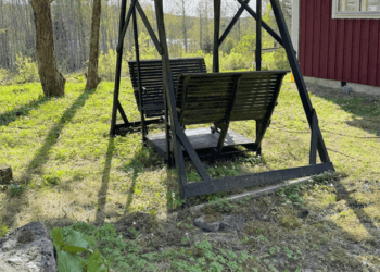 Finnische Hollywoodschaukel im Garten