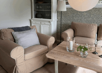 Sessel mit Schrank im Wohnzimmer