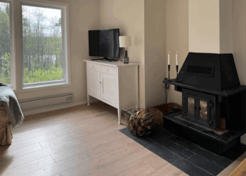 Das Wohnzimmer mit Kamin und Fernseher