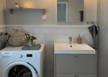 Die Waschmaschine und der moderne Waschtisch im Bad