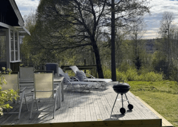 Frühlingslicht auf der Terrasse mit Grill und Liegen