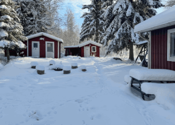Winterzeit mit herrlich viel Schnee, Blick auf den Schuppen und die Sauna