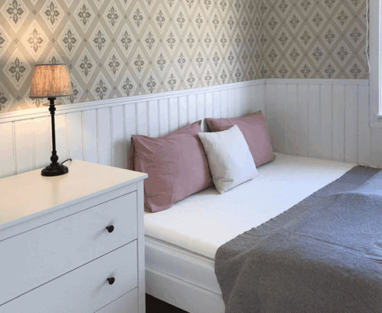 Das Schlafzimmer im besonderen Schwedenstil eingerichtet