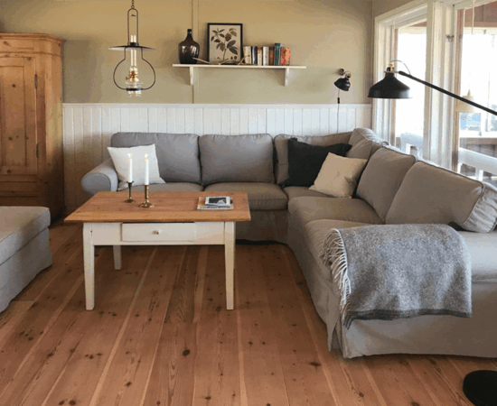 Die gemütliche Couch mit Leselampe und Bücherregal