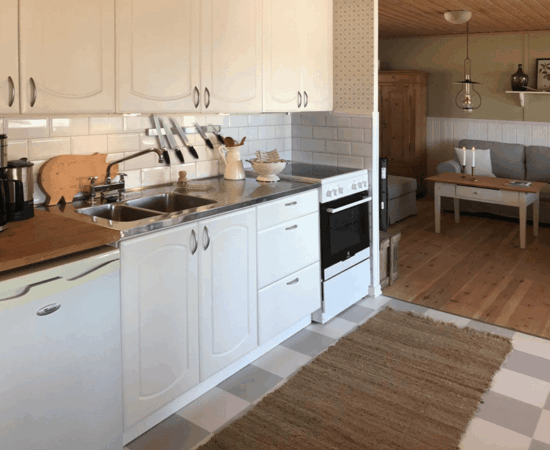 Die Küche mit Blick in das Wohnzimmer