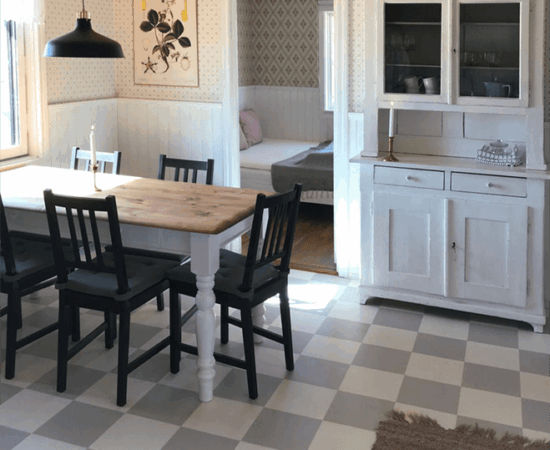 die helle, freundlich eingerichtete Küche