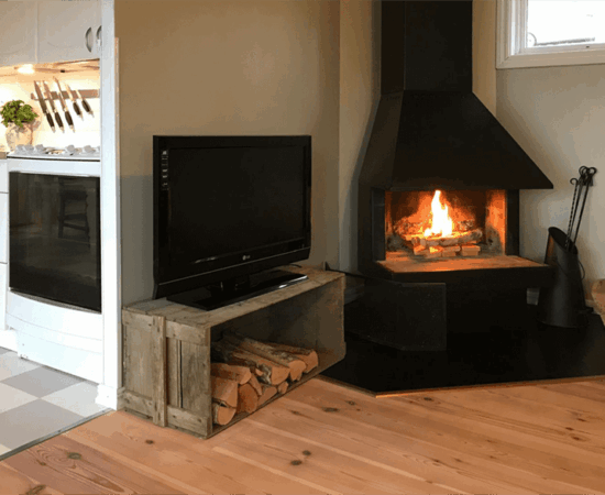 Der Kamin macht schöne Wärme, Blick auf den modernen Fernseher und in die Küche