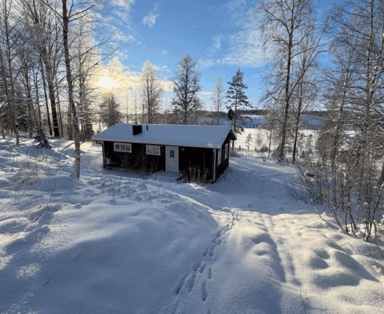 Das Haus Seeblick im Winter mitten im Schnee