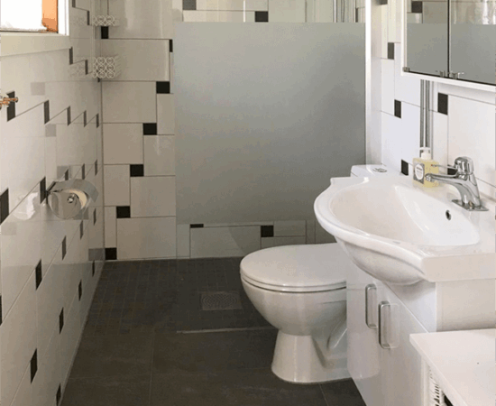 Das Bad mit Dusche und WC