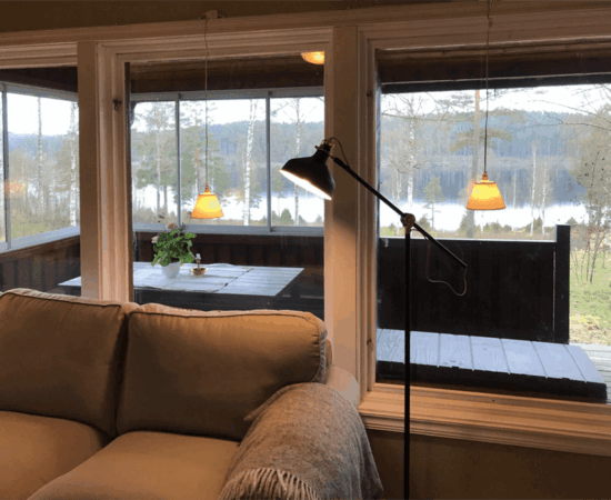 Von der Couch aus kann man den See sehen