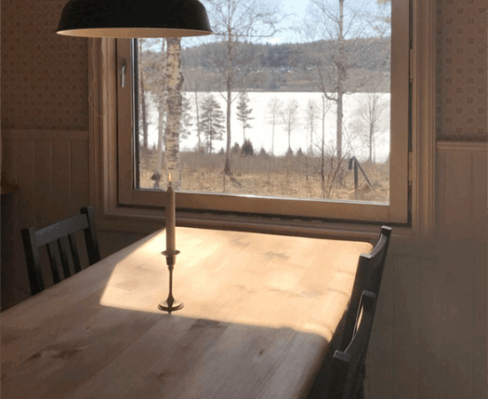 Holzküchentisch mit Blick auf den See