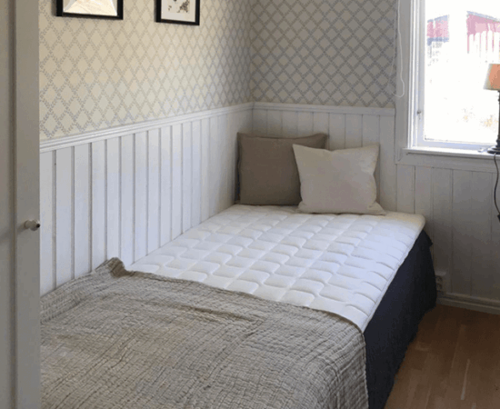 Bett im Kinderzimmer in hellen, freundlichen Tönen