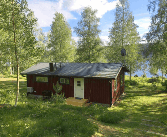 Haus Seeblick, im Frühling, umgeben von grünen Bäumen